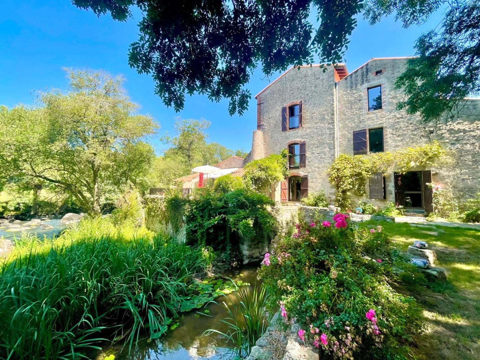 Bed and Breakfast Le Moulin Du Guy, Proche Du Puy Dufou Chanverrie Exterior foto