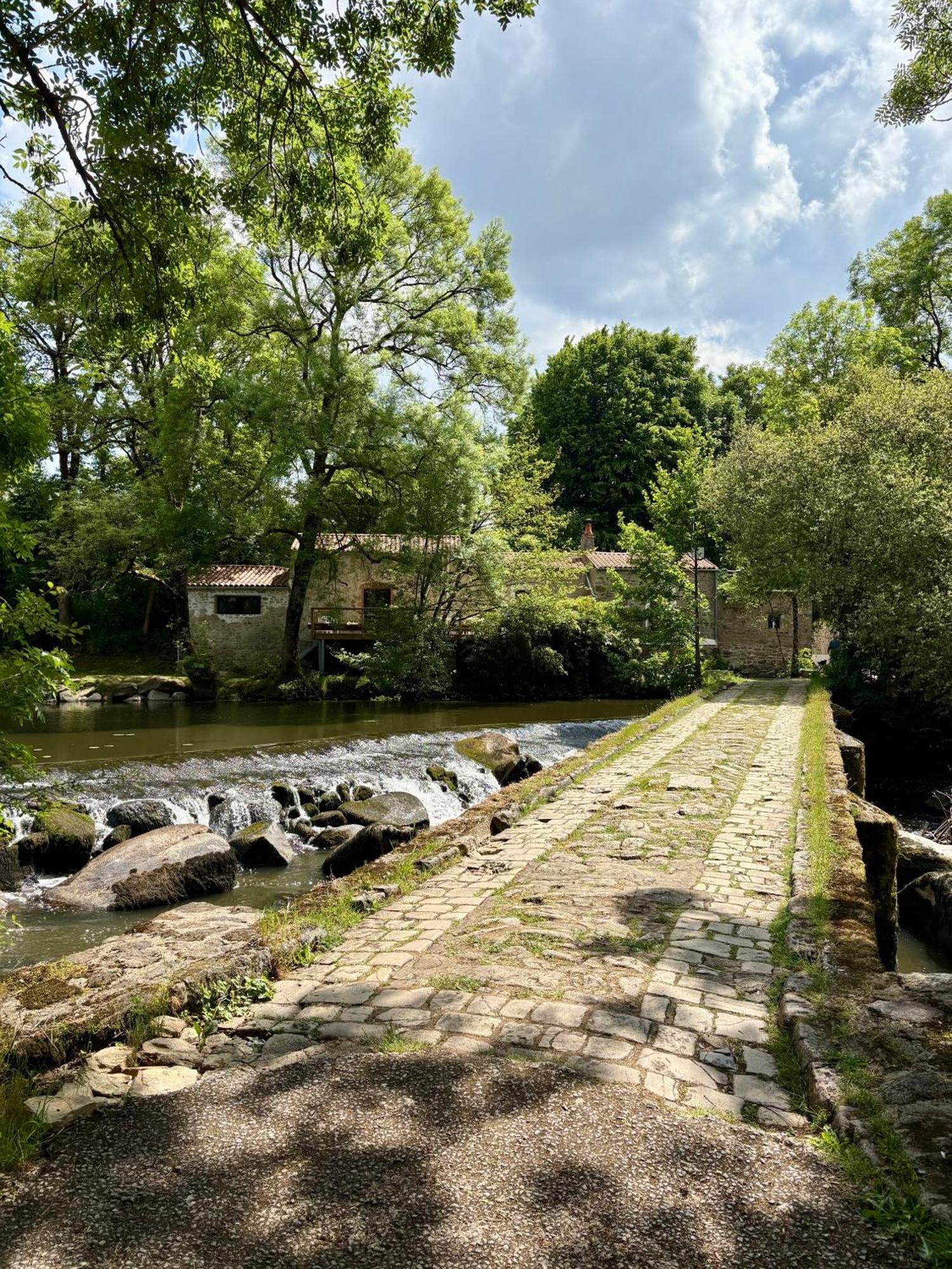 Bed and Breakfast Le Moulin Du Guy, Proche Du Puy Dufou Chanverrie Exterior foto